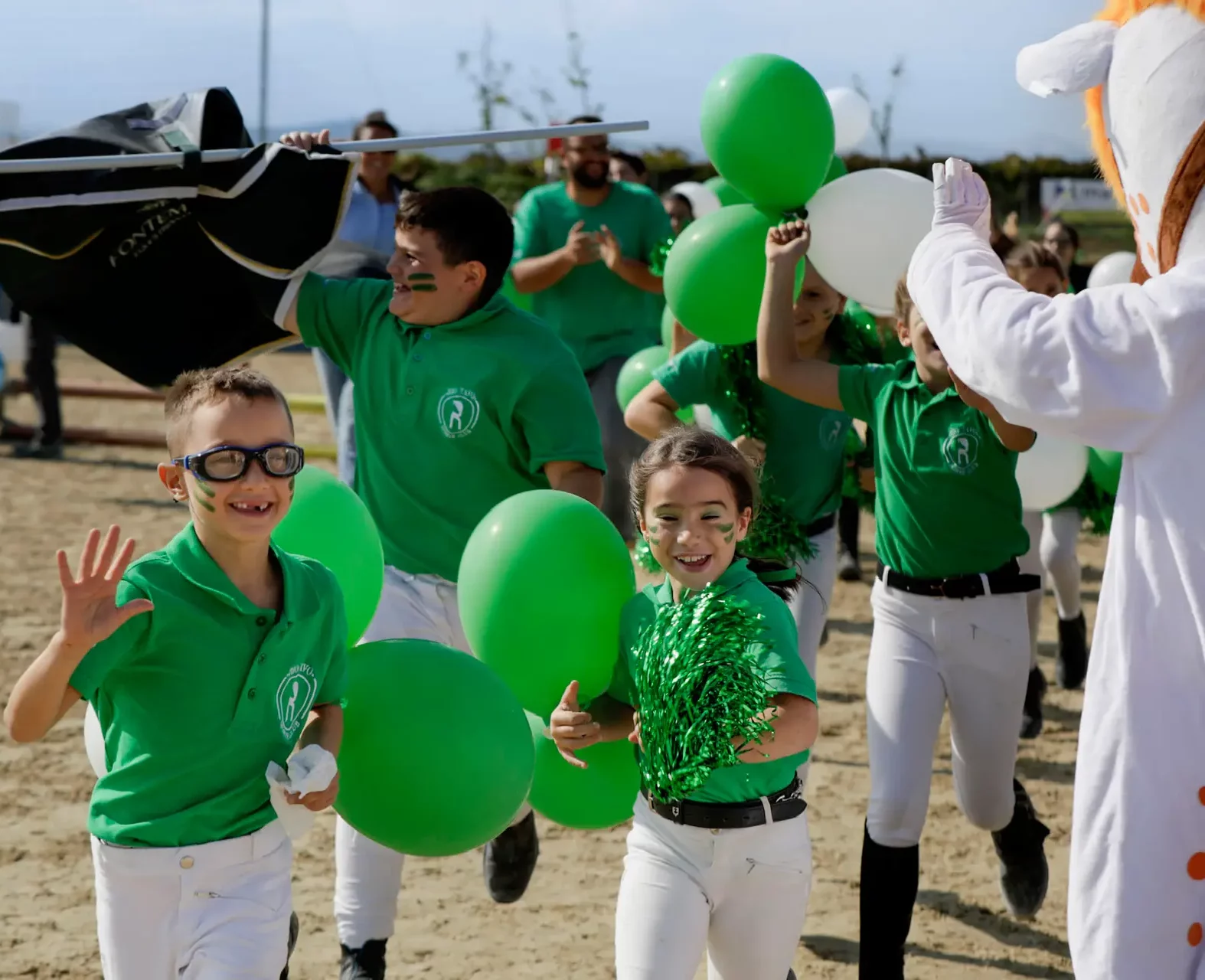 Parata di bambini durante una gara al Rio Tavo Horse Club